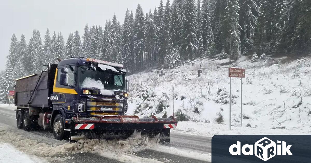 Десет сантиметра е натрупаната снежна покривка в Пампорово съобщиха от