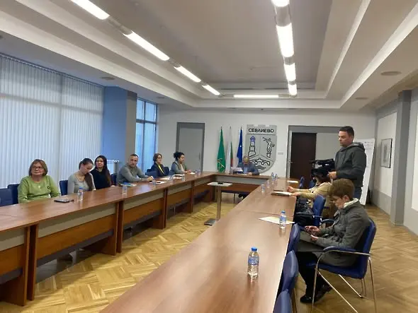 Община Севлиево стартира проект за цялостен ремонт на Дома за стари хора в село Добромирка. Започва санирането на още две жилищни сгради и на  Дом на културата „Мара Белчева“