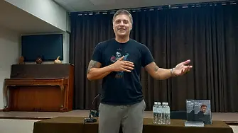 Владимир Карамазов представи в Младежкия дом на Белоградчик книгата си „Мина половин живот“