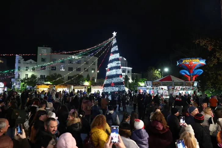 Коледната елха засия на площад "Свобода" в Севлиево