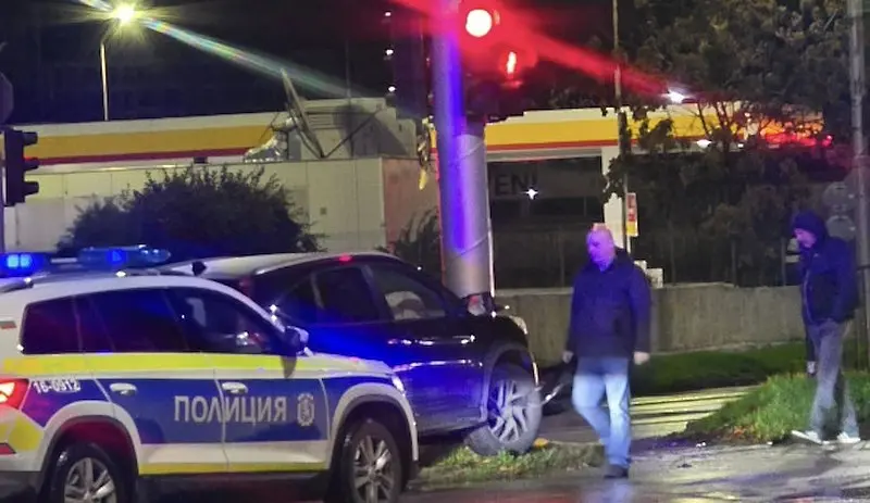 Пиян шофьор се блъсна в светофар при опит за бягство от полицейска проверка