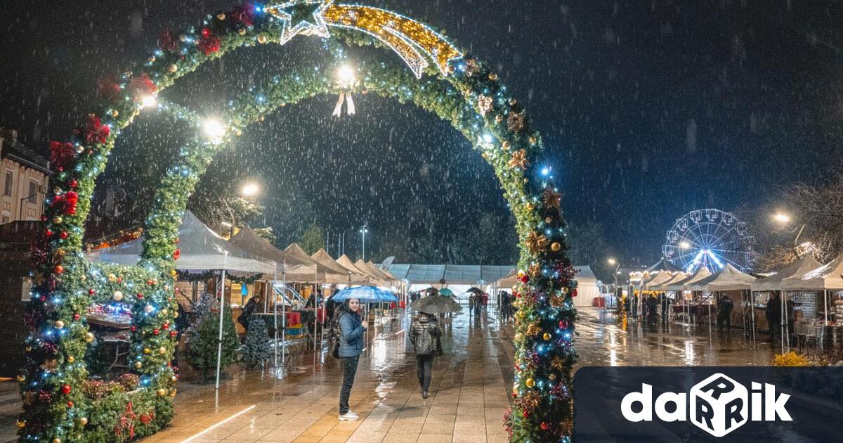 Зимната магия във Враца е факт – ледената пързалка отвори