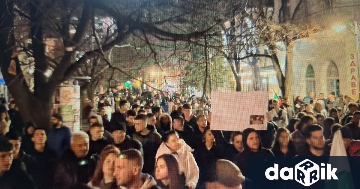 Стотици жители на Сливен се събраха снощи на централения площад