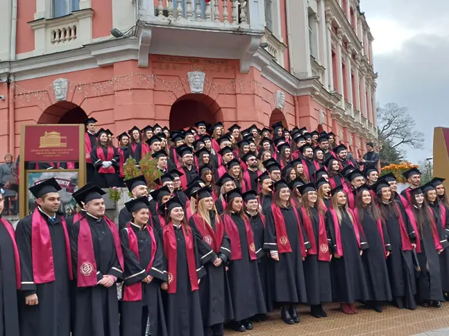 С празнично шествие и тържествена промоция МУ - Плевен дипломира Випуск 2025  млади лекари