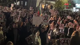 Хиляди скандираха „Оставка!“ в Пловдив (снимки)