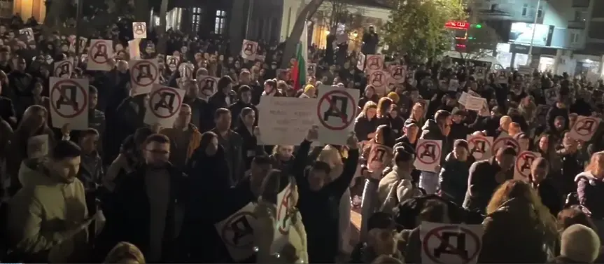 Айлякът свърши. Пловдив се събуди. Хиляди скандираха „Оставка“ и „Кой не скача е дебел“