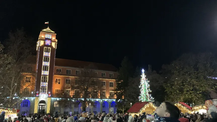 С пищен блясък грейнаха светлините на Коледната елха в Плевен