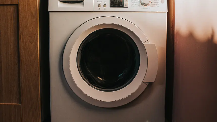 Пожарникари извадиха момиче, заклещено в пералня 