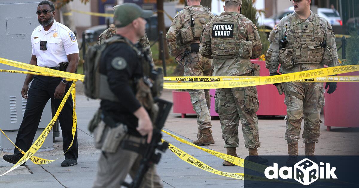 Двама униформени военни изглеждащи като членове на Националната гвардия са