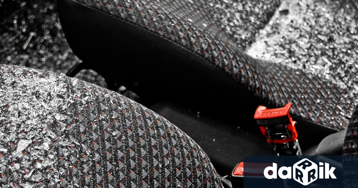 Автомобил се блъсна в стълб на бул Цариградско шосе в