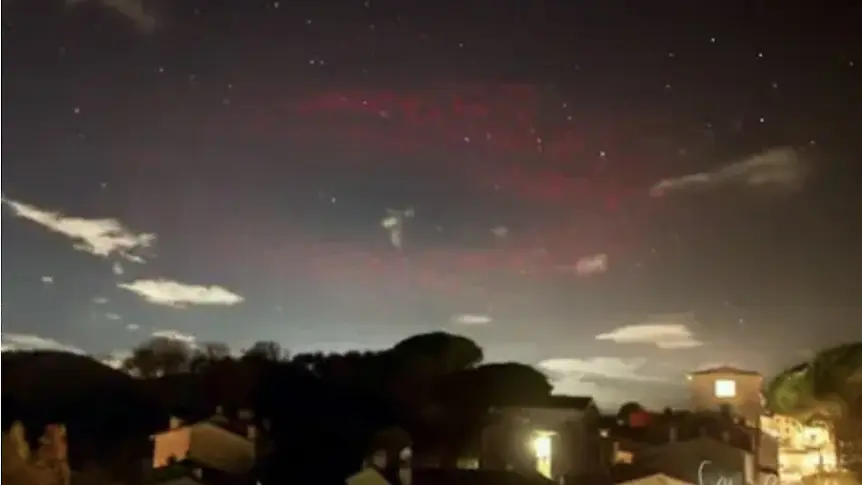 Червена светлина в небето, сигнал от космоса или природен феномен?