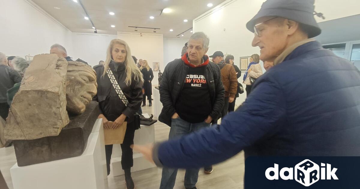 Над 180 рисунки и избрани скулптури представя в ретроспективна изложба