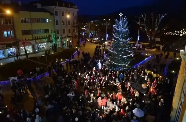 Светлините на коледната елха в Сливен грейват на 8 декември