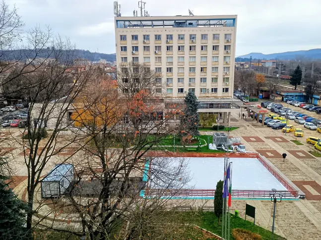 В навечерието на Никулден откриват ледената пързалка в Мездра