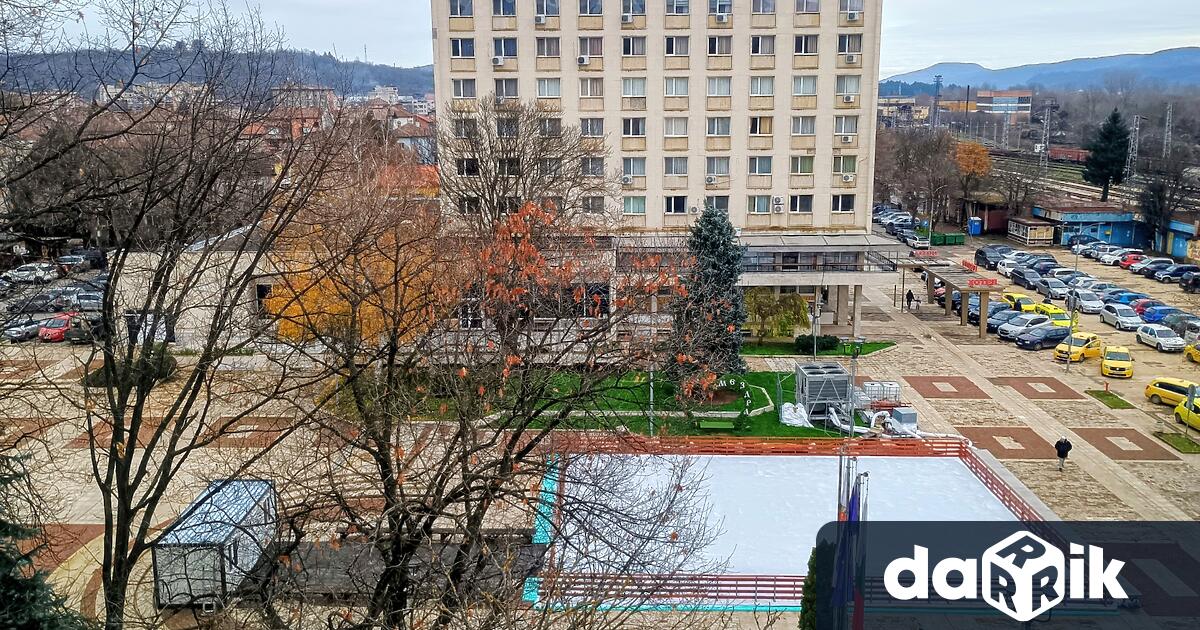 В петък официално ще бъде открита ледената пързалка в Мездра