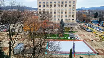 В навечерието на Никулден откриват ледената пързалка в Мездра