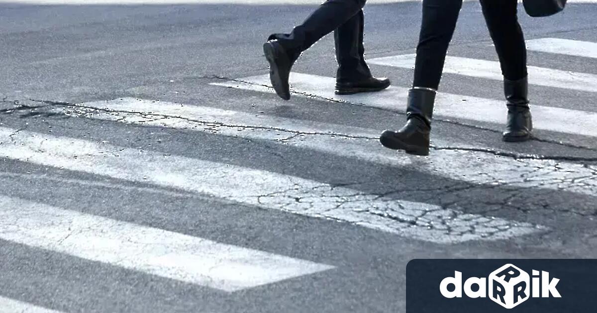 Момче и момиче са ударени от джип докато са пресичали