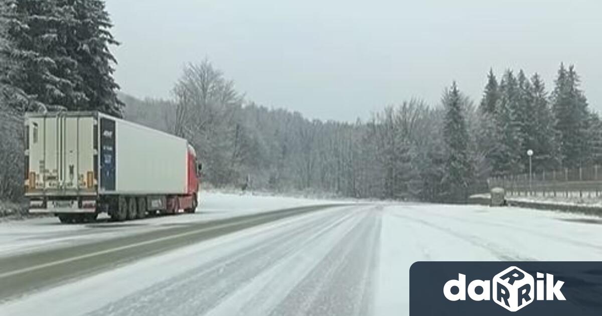 Пътят през прохода Петрохан е заснежен но се почиства съобщиха