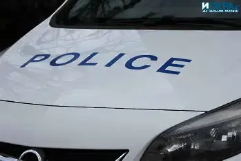 Автомобил се блъсна в търговски обект на паркинга на голям магазин във Враца