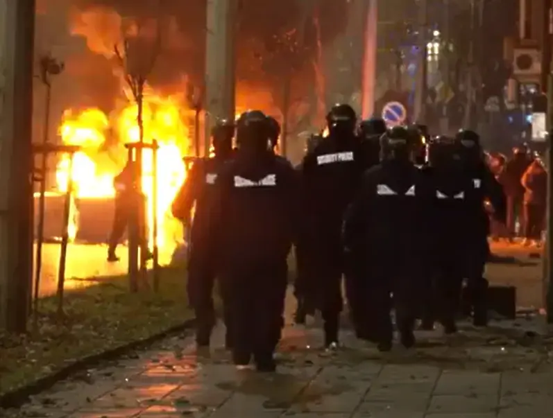Обзор: Пламъци и провокации в края на мащабния протест срещу властта