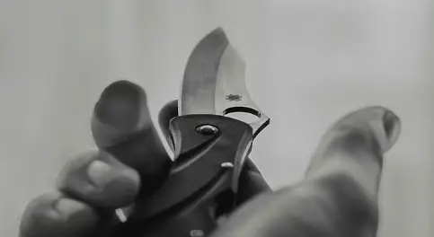 „Остави ме на мира, всичките ще ви заколя”: Мъж заплаши с нож кондукторка във влак