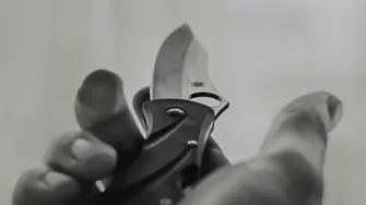 „Остави ме на мира, всичките ще ви заколя”: Мъж заплаши с нож кондукторка във влак