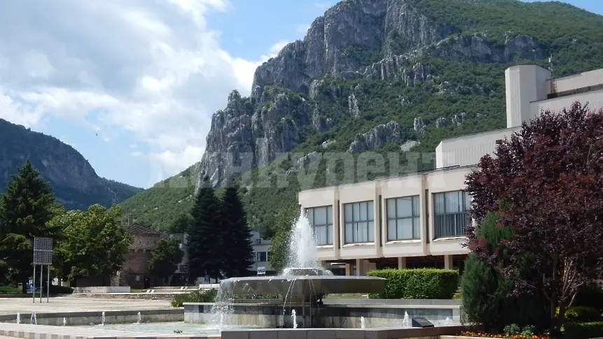 Драматично-куклен театър – Враца представя празничната си програма за месец декември