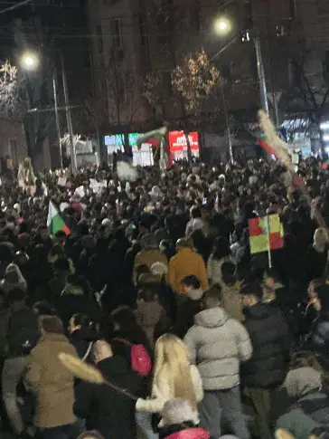 ПП: Агитките дойдоха пред централата на ДПС. Пазете се!