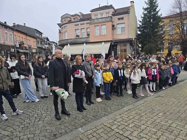 Славейковото училище в Трявна отбеляза своя патронен празник
