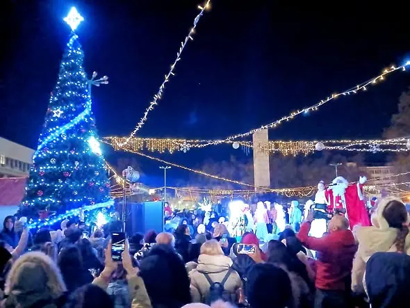 Запалиха светлините на Коледната елха във Видин