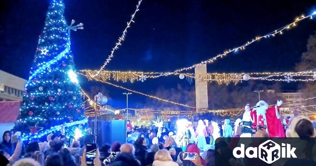 Както всяка година в началото на декември светлините на Коледната