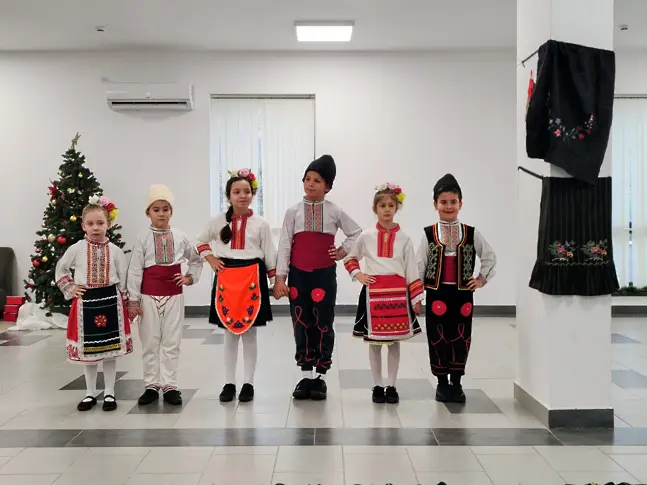 Танцов състав „Радост“ очарова публиката в Монтана с ревю на носии