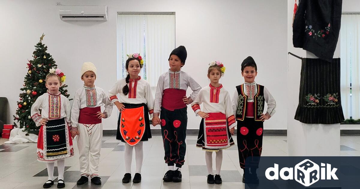 С ревю на национални носии Танцов състав Радост събра днес