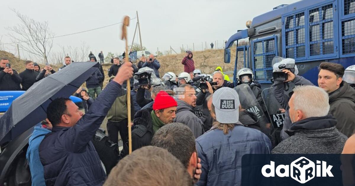 Преустановено е преминаването през граничния преход Кулата от българска страна Протестиращите