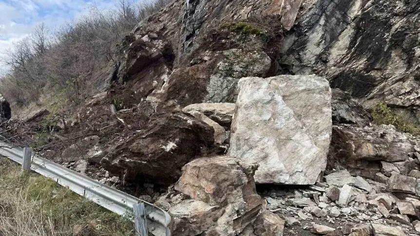 Огромно свлачище затвори Троян - Кърнаре в двете посоки