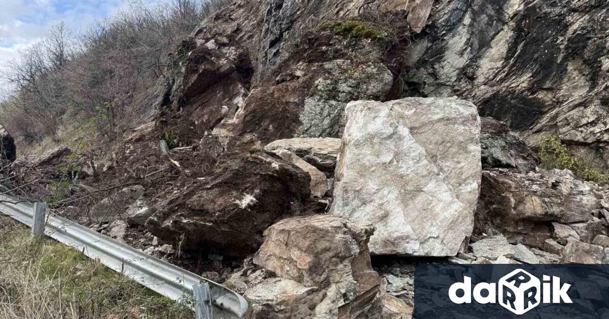 Огромно свлачище затвори прохода Троян Кърнаре в двете посоки Срутила