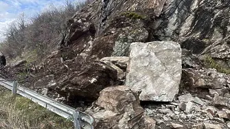 Огромно свлачище затвори Троян - Кърнаре в двете посоки