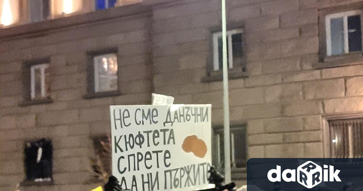 Над сто хиляди в цялата страна изригнаха на протести срещу