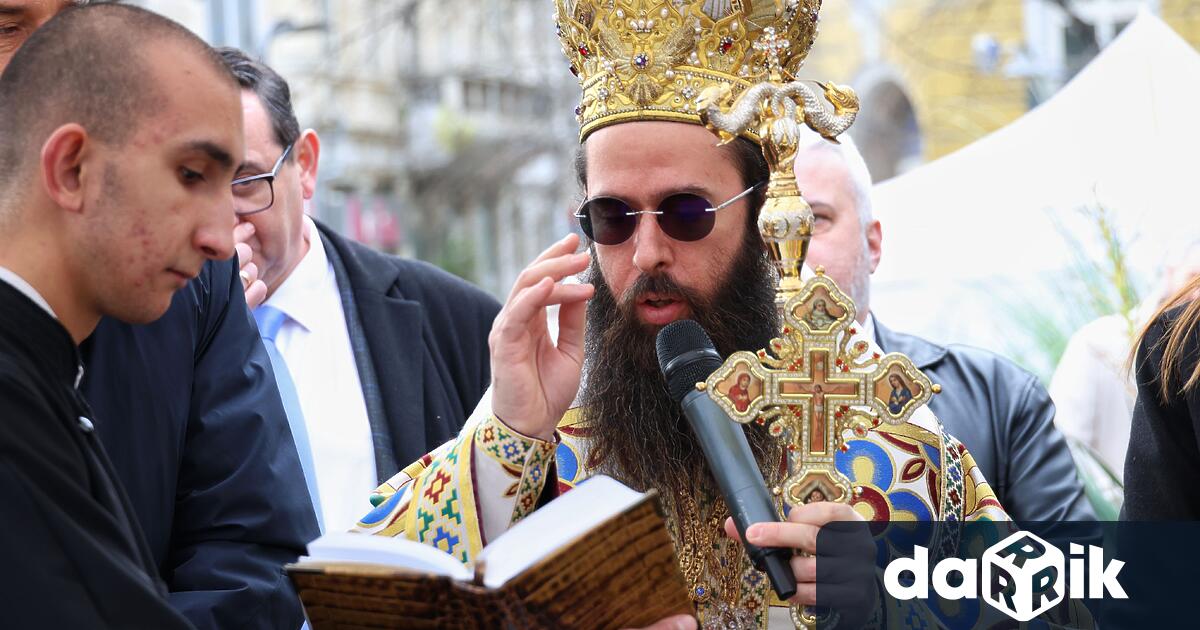 Негово Високопреосвещенство Сливенският митрополит Арсений отслужи тържествен молебен на площад