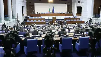 "Очакваме да отидем на избори максимално бързо": ПП-ДБ внесе вот на недоверие към кабинета (ОБЗОР)