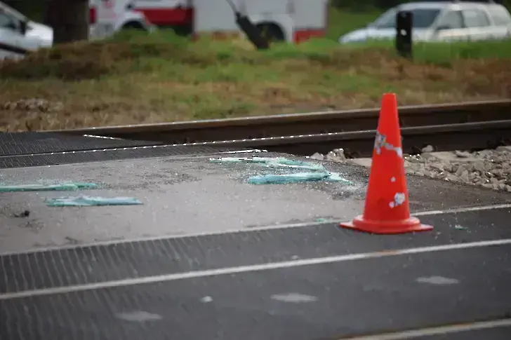 Влак удари и уби 16-годишен у нас