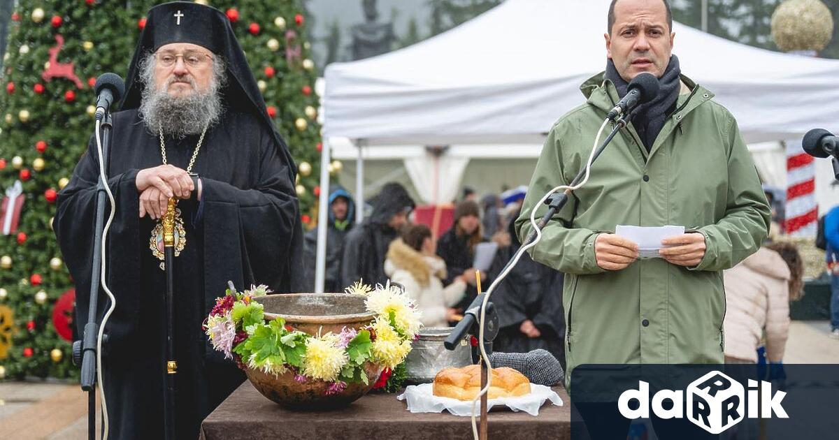 Площад Христо Ботев във Враца оживя с празнично настроение и