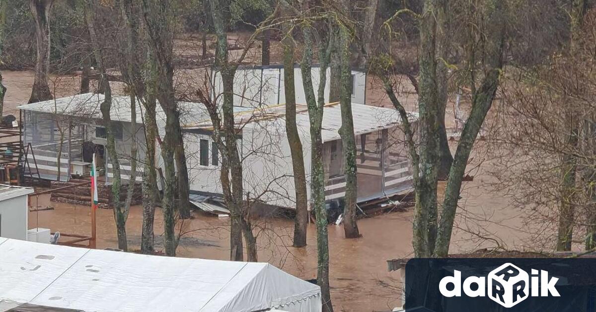 Продължителните валежи в Бургаско предизвикаха локални наводнения в къмпинг Арапя