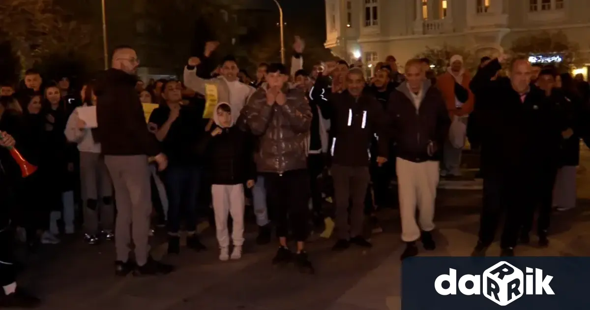 С възгласи Оставка започна протеста пред общината в Сливен който