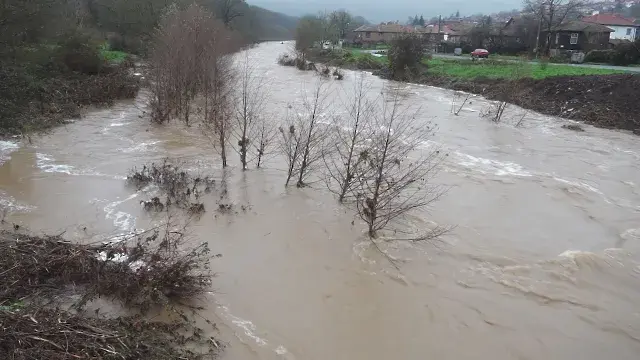 Тревога в Бургаско: България „Реката започна да носи контейнери, казани и стана нещо страшно“