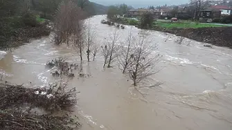 Тревога в Бургаско: България „Реката започна да носи контейнери, казани и стана нещо страшно“