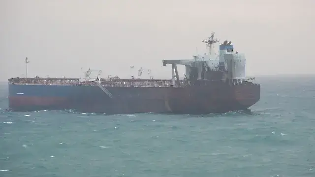 Екипажът на танкера край Ахтопол се нуждае от храна и комуникационни средства