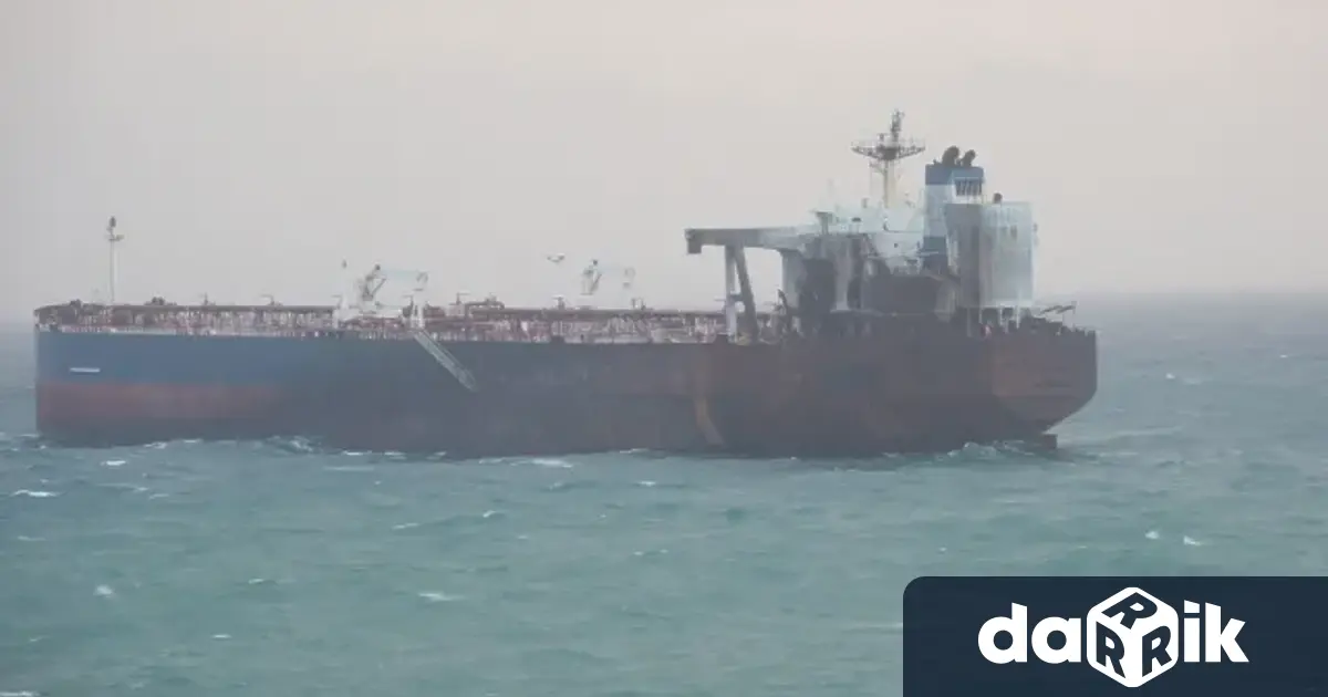 Бурното море не позволи днес да бъде евакуиран екипажът на