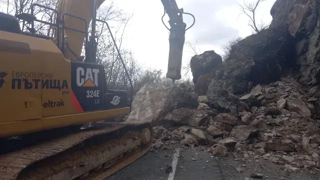 5 машини разчистват свлечената скална маса в района на село Кърнаре