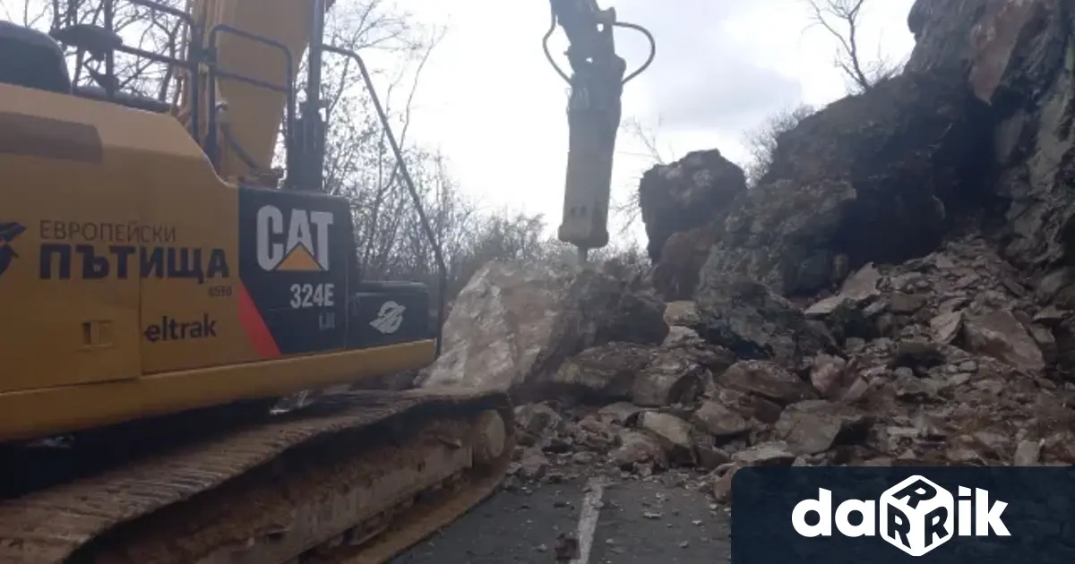 Екипи на пътноподдържащата фирма разчистват свлечената скална и земна маса